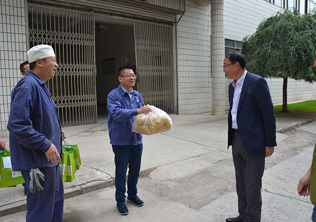 公司党委书记、工会主席为一线职工送关爱